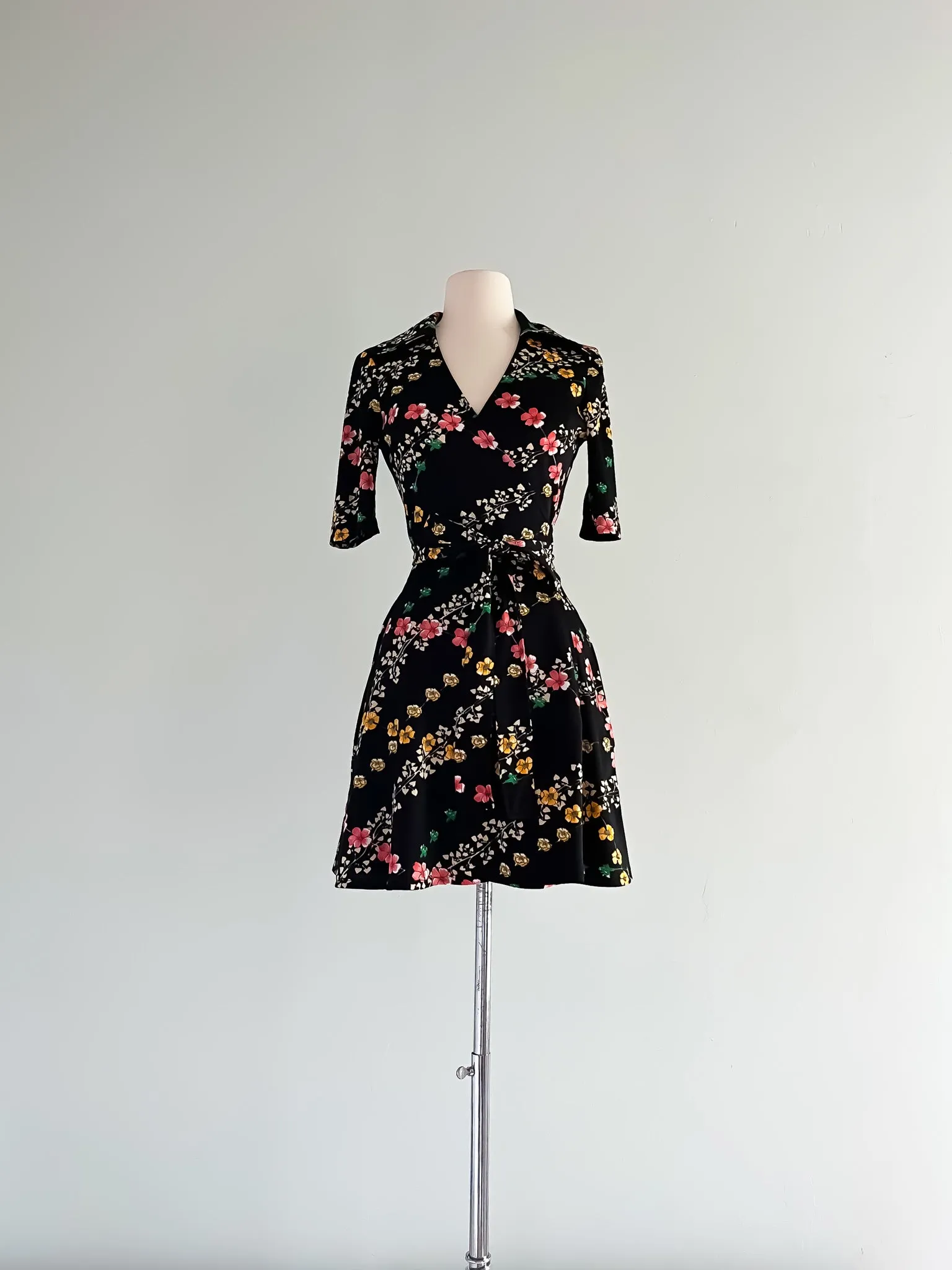 1970's Vintage Floral Print Wrap Mini Dress / Sz S