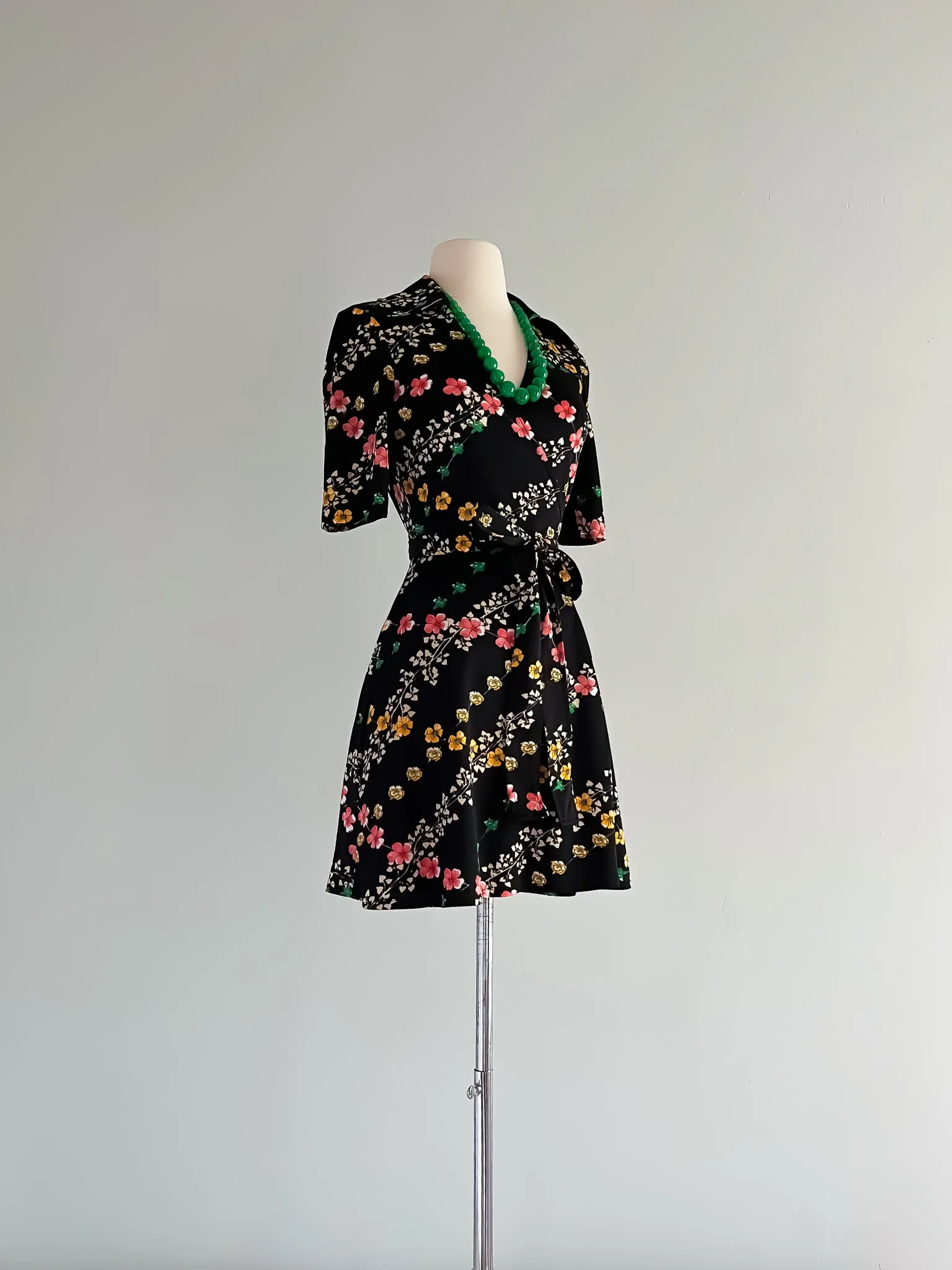 1970's Vintage Floral Print Wrap Mini Dress / Sz S